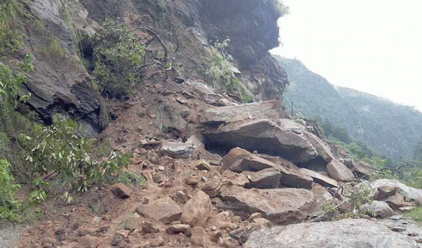 बझाङ आउदै गरेको बसमा माथीबाट ढुङ्गा खस्दा एक जनाको मृत्यु